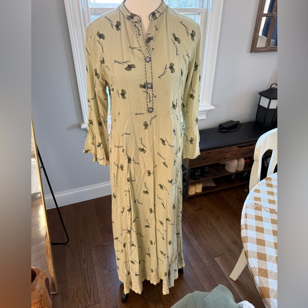 Kaira Gorgeous Floral Long Sleeve Maxi Dress Light Green Size Large Cool Buttons